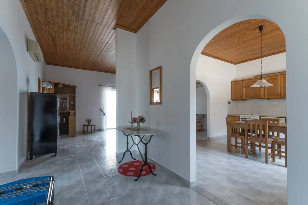 Entrance hall with view into the kitchen