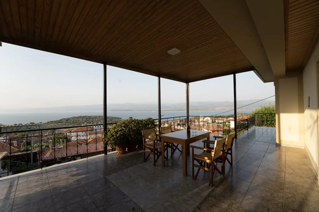Covered terrace with dining table